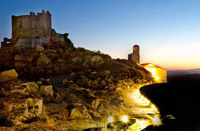 Anocheciendo en Trevejo, con la vista del Castillo medieval al fondo