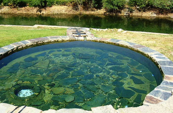 Relajarse y disfrutar del tiempo en Trevejo es fácil. Deja la rutina a un lado y disfruta de la naturaleza, en una piscina natural.